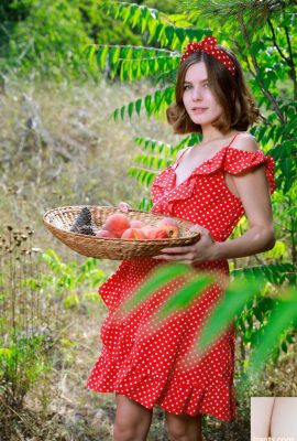 Gadis kampung yang cantik memetik buah pic di kebun menawarkan buah pic kepada anda – Helana (40P)