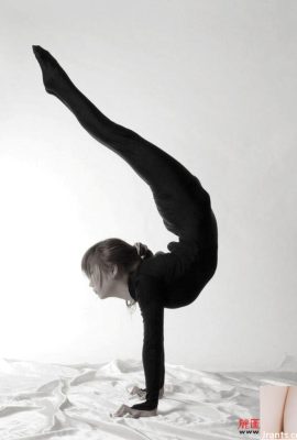 Gadis itu menanggalkan pakaiannya dan tidak tahu sama ada dia melakukan gimnastik atau yoga – Yijia (LiTu100) (162P)