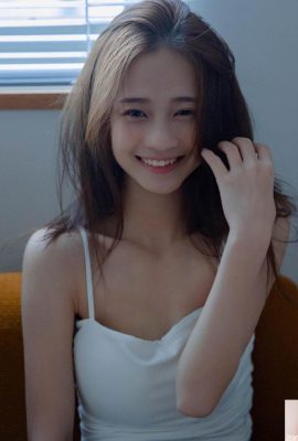 Gadis cantik “Cai Caicai Ccc” mempunyai sepasang mata yang besar berair, senyuman yang manis dan sosok yang sangat menarik (10P)