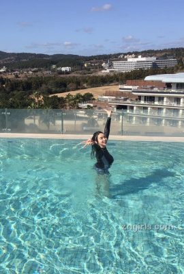 Gadis cantik Korea menunjukkan tubuhnya yang sempurna di kolam renang (30P)
