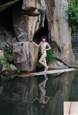 Model cantik berambut panjang Lian’er berbogel dan berani mengambil gambar peribadi badannya di tempat yang indah (87P)