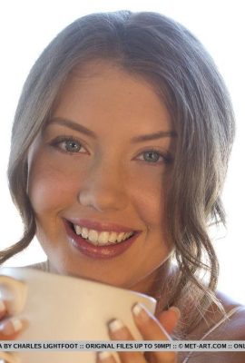 Saya ingin memesan latte buatan tangan malam ini, Elena Koshka (45P)