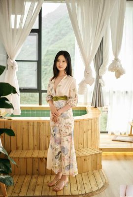 Wanita cantik berpakaian Jepun dengan payudara yang cantik