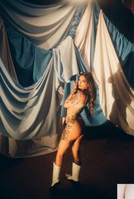 Playboy – Taylor White dalam Shades of Blue