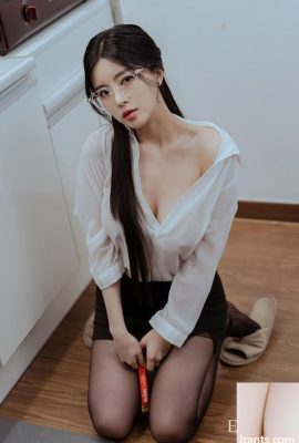 Purm kecantikan Korea, cermin mata, baju putih, stoking hitam, godaan (32P)