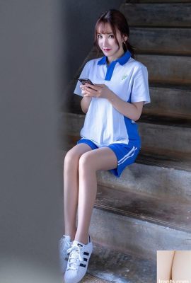 Pelajar perempuan Zhou Yuxi diam-diam bermain dengan telefon bimbitnya dan telah didisiplin oleh guru Yin Fei (49P)