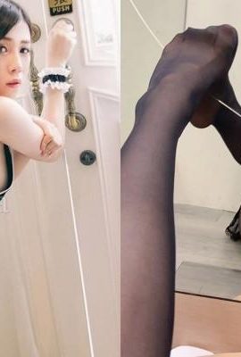 E-cup kekasih cantik “Kebao” memakai stoking hitam dan membentangkan kakinya di hadapan cermin, perspektif yang sangat jahat (44P)