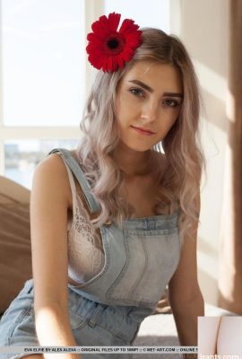 Eva Elfie berambut perang muda menunjukkan tubuhnya yang hebat dengan bunga di rambutnya (18P)