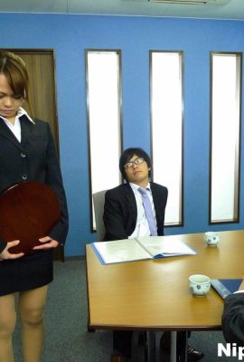 Setiausaha Jepun JAV mengambil bahagian dalam hentakan semasa mesyuarat perniagaan (12P)