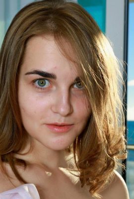 Gadis berkulit cerah dan bertubuh baik sedang duduk di atas sofa, Olga Zz (32P)