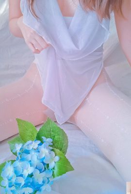 (Dikumpul daripada Internet) Gadis muda selebriti Internet berbaring lembut di atas helaian – Beauty in Flowers (28P)