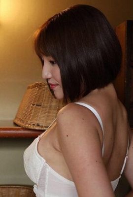 Azu Amazuki Hot Spring Beauty (21P)