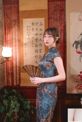 Kaki sutera yang cantik dalam cheongsam