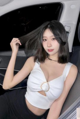 Model kereta gadis hot itu dipuji kerana susuk tubuhnya yang hebat Dia berkata: “Ia mengambil masa untuk meramas payudara anda dan anda akan memilikinya.”