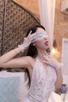 Wanita muda yang cantik dengan stoking sutera putih, Tang Anqi, kaki seksi dan pose seksi di atas katil, set foto (13P)