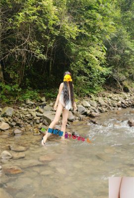 Penggambaran luar dalam mata air yang jernih di aliran gunung Hamparkan pussy terbuka dan gali puki, mendedahkan kolam air putih susu di atas batu (32P)