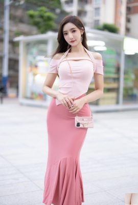 Baju atasan dan skirt merah jambu Wang Xinyao Yanni dengan anak lembu (93P)