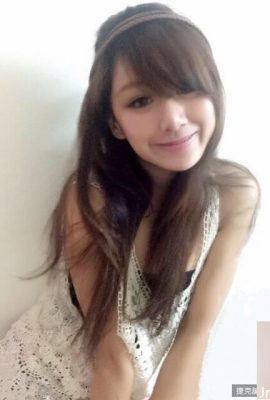 Gadis hot tetek 34F~Huang Jiawen~pakaian payudara besar sedang duduk di atas sofa dan payudara besarnya hampir pecah (10P)