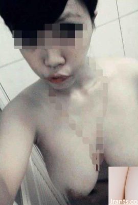 Selfie perempuan murahan berpayudara besar bocor (10P)