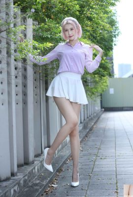 (Beautiful Legs Extra) Model kecantikan berkaki panjang Wang Hong dan skirt pendek putih serta kasut tumit tinggi dengan kaki yang cantik (77P)