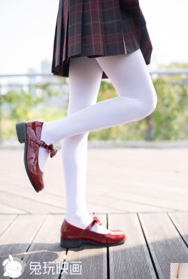 (Arnab Bermain Dengan Filem) – Kasut Beg Merah untuk Skirt Scotland (40p)