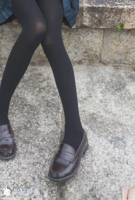 (Arnab bermain dengan filem) – Kasut Silk Hitam (40p)