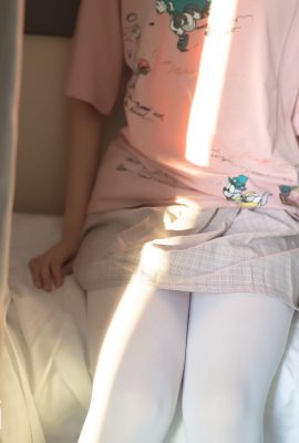 (Arnab Bermain Dengan Filem) – Lembaran dan badan sutera putih dan badan (40p)