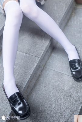 (Arnab bermain dengan filem) – Pakai kasut di luar (39p)