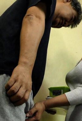 Seorang wanita matang yang kecewa menggoda jirannya dengan pakaian yang menekankan payudaranya, dan mempunyai seks yang lucah dan lucah dengan wanita yang lucah! (20p)