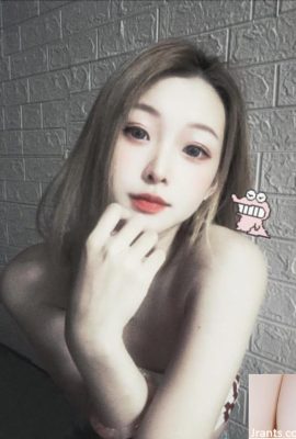 Tubuh yang indah “Little Hani” akan memamerkan payudara besarnya yang sengit (10p)