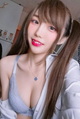 Mata Besar “Anne Bella” yang menarik secara visual sangat menawan (10p)