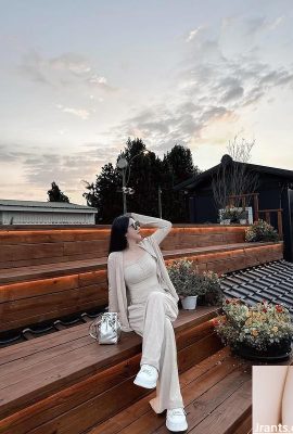 Dewi “Ke Ke KE” mempunyai kulit yang adil dan wajah yang cantik (10p)