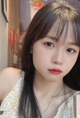 Foto sejuk seorang gadis cantik dengan seorang gadis bogel dan terdedah! (14p)