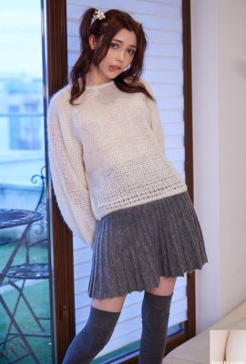 Babe cantik Mila Azul bermain dengan pussy dicukur semasa striptis seksi (21p)