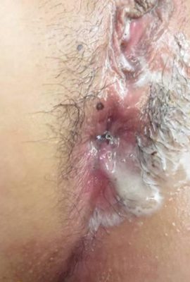 Kedua -dua paman itu mengambil wanita muda itu dan mencubanya sambil menyentuhnya. Selepas bercinta, mereka bergilir menjilat ayam mereka bersih (12p)