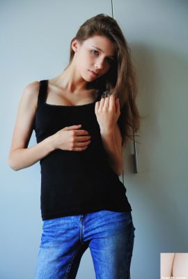 Remaja si rambut coklat Mila Azul mendedahkan tetek besarnya yang cantik dan menimbulkan bogel (20p)