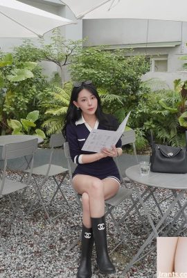 Guru yang cantik “Kelly” mempunyai wajah yang halus dan angka yang menarik untuk menarik perhatian (11p)