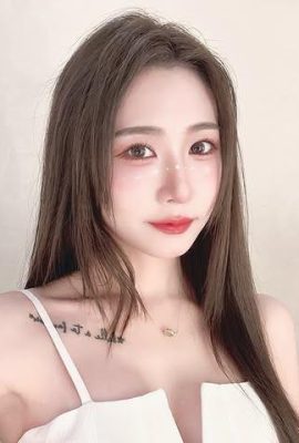 Gadis muda berkaki panjang “Xina” mempunyai angka yang adil dan bulat yang terlalu cantik (10p)