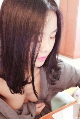 Penyiar hidup wanita itu melepaskan pakaiannya dan mengalahkannya untuk mendapatkan wang! (18p)