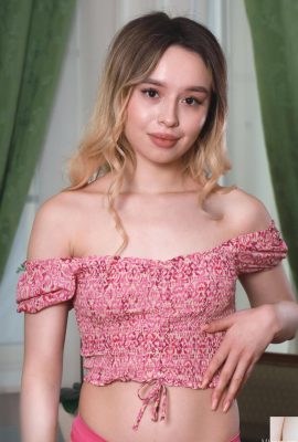 Mia Lamb – Presenting (92p)