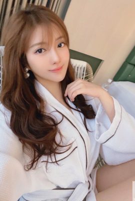 Model manis “ou yongyi” mempunyai wajah yang tulen dan tidak bersalah dengan payudara yang indah dan angka yang baik (10p)