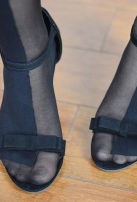 (Foto Legku) No.006 terbitan gadis berkaki panjang dengan stoking hitam terbuka satu keping (33p)
