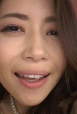 Seorang wanita matang yang cantik berada dalam penggetar liar, badan telanjang mengusik lelaki (40p)