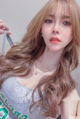 Syaitan kecil seksi “Katie Xuan” mempunyai bentuk payudara yang sangat menarik (10p)