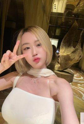 Gadis berambut perang “Mewbd” mempunyai badan panas yang membonjol di depan dan miring belakang (11p)
