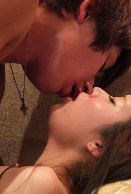 Puan seorang pegawai tinggi membeli hadiah untuk wajah kecil untuk ayam besarnya (19p)