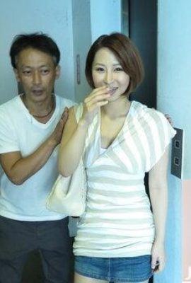 Mika mempunyai banyak cecair vagina, dia suka menggunakan minyak dan selimut, yang sangat menggoda (14p)