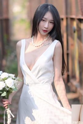 Tokoh yang sengit “Sunny” adalah jam tangan seksi dan slutty yang lengkap (10p)