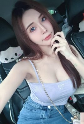 Manicurist panas “Molly” menunjukkan angka putih dan lembutnya. Keseluruhan gambarnya sangat menggoda (10p)