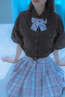 Keindahan lembut di cahaya gelap yang kabur (47p)